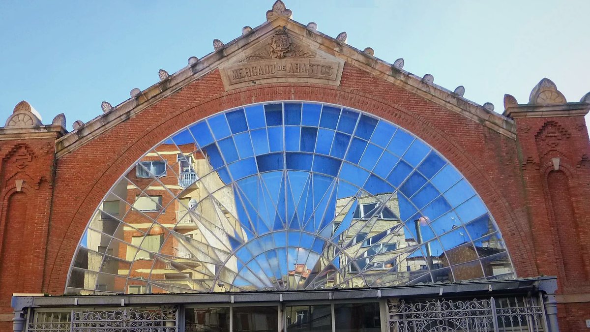 Fachada de ladrillo del Mercado de Abastos de Zamora con su gran arco acristalado