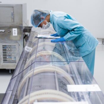 Trabajador de fábrica realizando el Control de Temperatura y humedad para cámaras frigoríficas